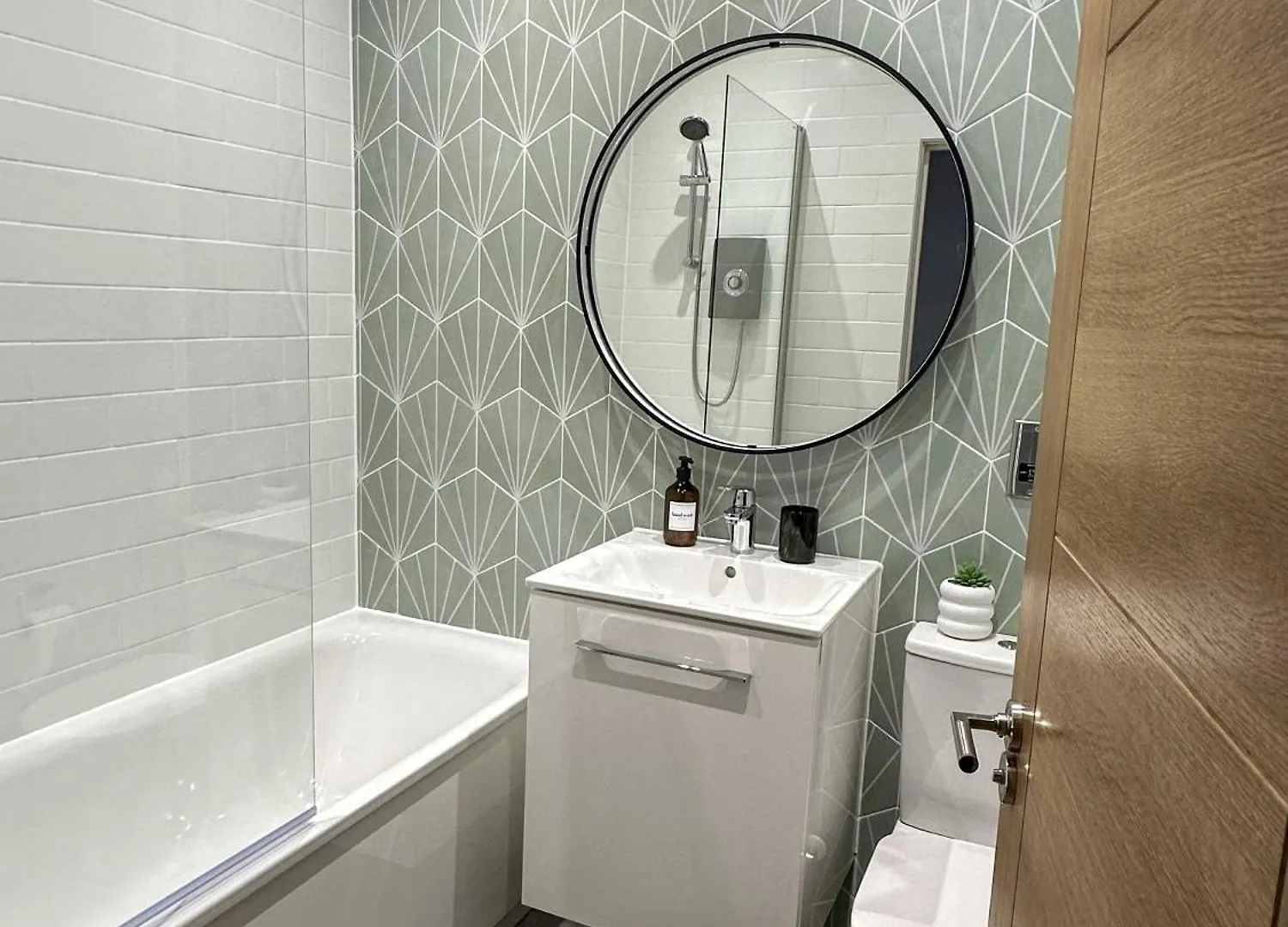 New, Luxury Apartment In Town Centre Cheltenham 0*,